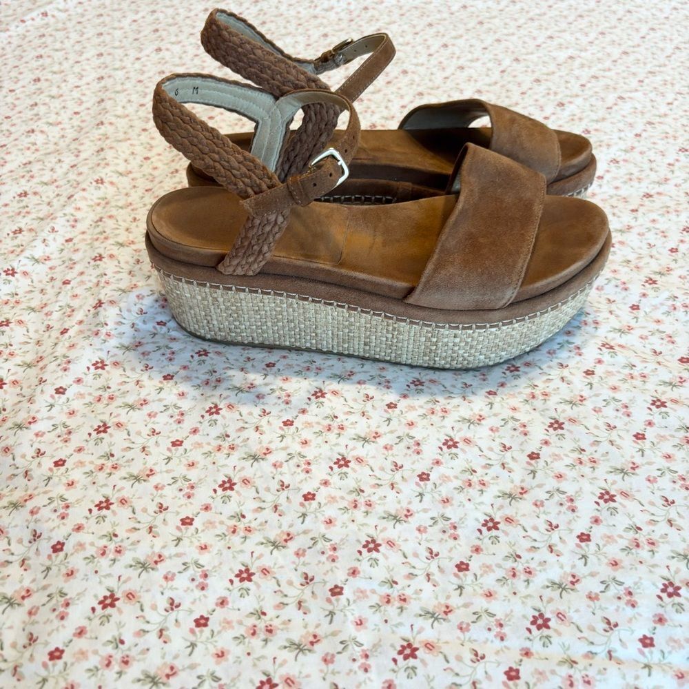 PLATFORM WAY
STUART WEITZMAN
Color: Amaretto Suede - Picture 2 of 7